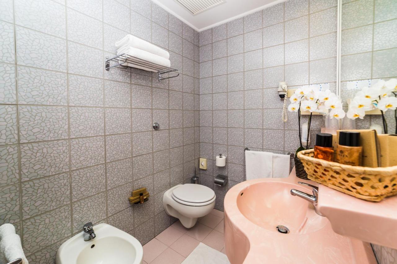 Hotel Alexander Gabicce Mare Buitenkant foto