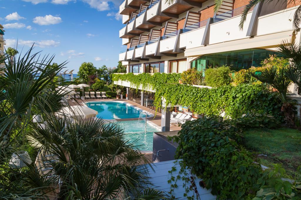 Hotel Alexander Gabicce Mare Buitenkant foto