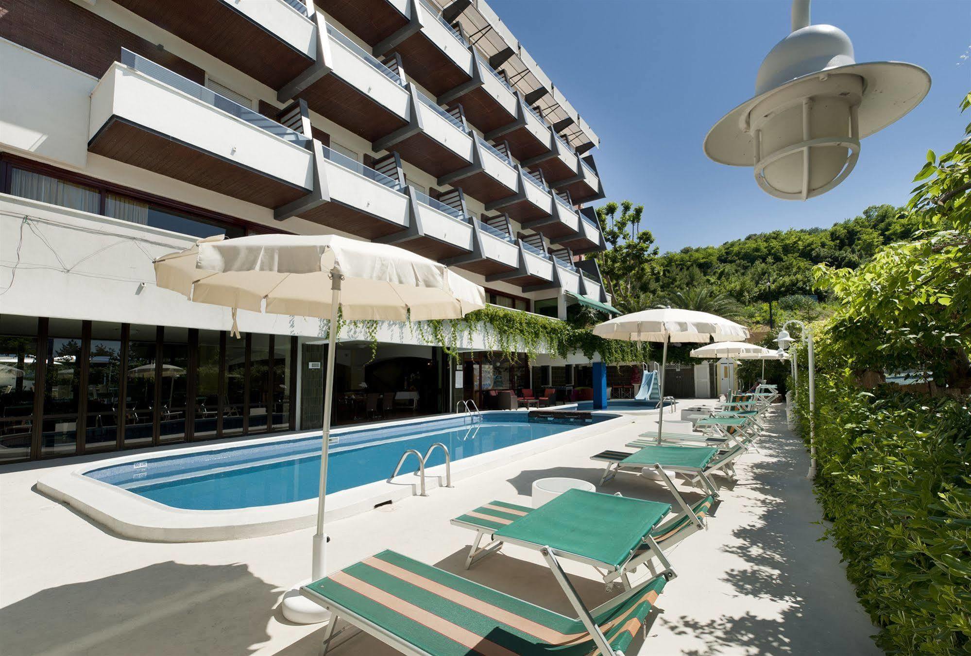 Hotel Alexander Gabicce Mare Buitenkant foto